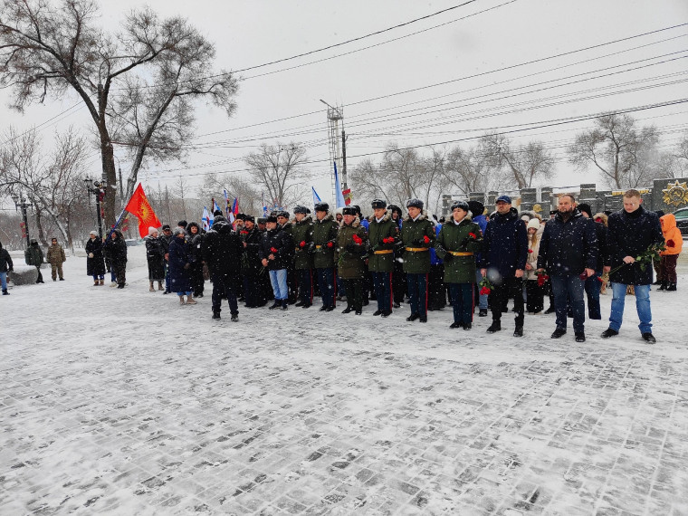 Торжественная церемония у вечного огня.