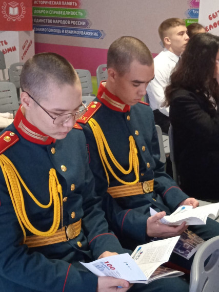 Ежегодная встреча с министром образования Алексеем Пахомовым со старшеклассниками - потенциальными «стобалльниками» по ЕГЭ.